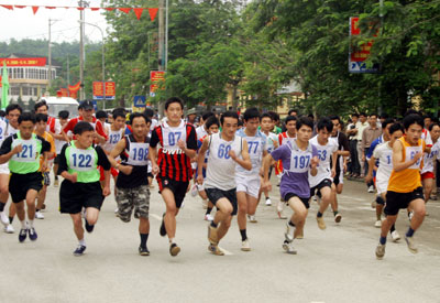Giải việt dã Báo Yên Bái truyền thống thu hút nhiều bạn trẻ tham gia.